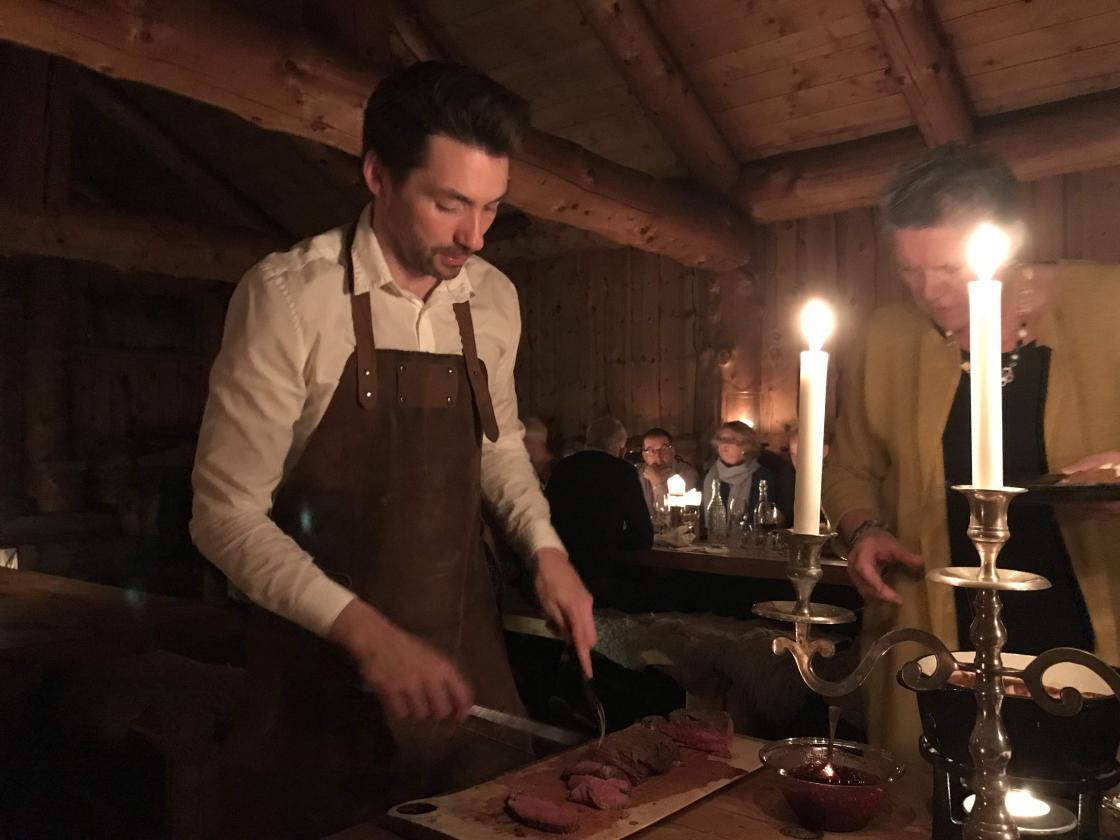 Her er indrefileten som smelta i munnen! Nydeleg med tyttebær og fløtegratinerte poteter!