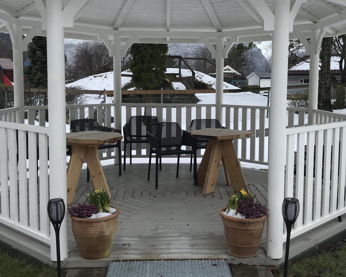 Har kjøpt 3 solcellelampar som skal lyse opp i hagen.