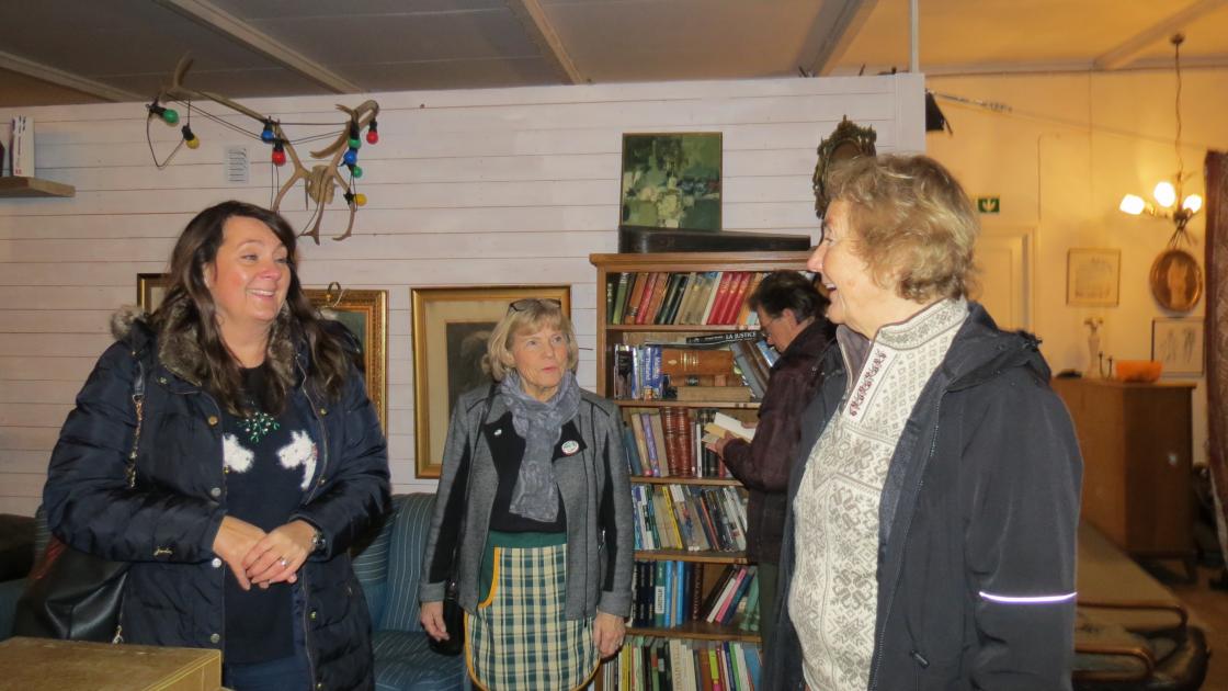 Både Sande, Hof og Vassås var invitert - her Hilde og Anne fra Sande