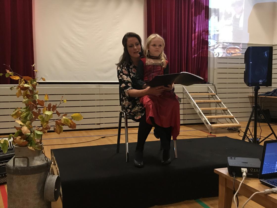 Solveig Bergslid leste tekst av Anne Bergslid