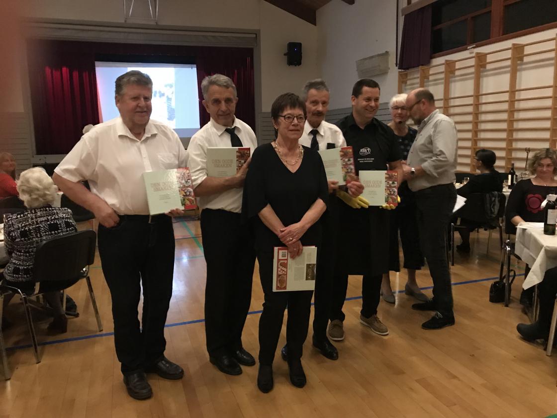 Servitørene fikk kokebok som takk for hjelpen