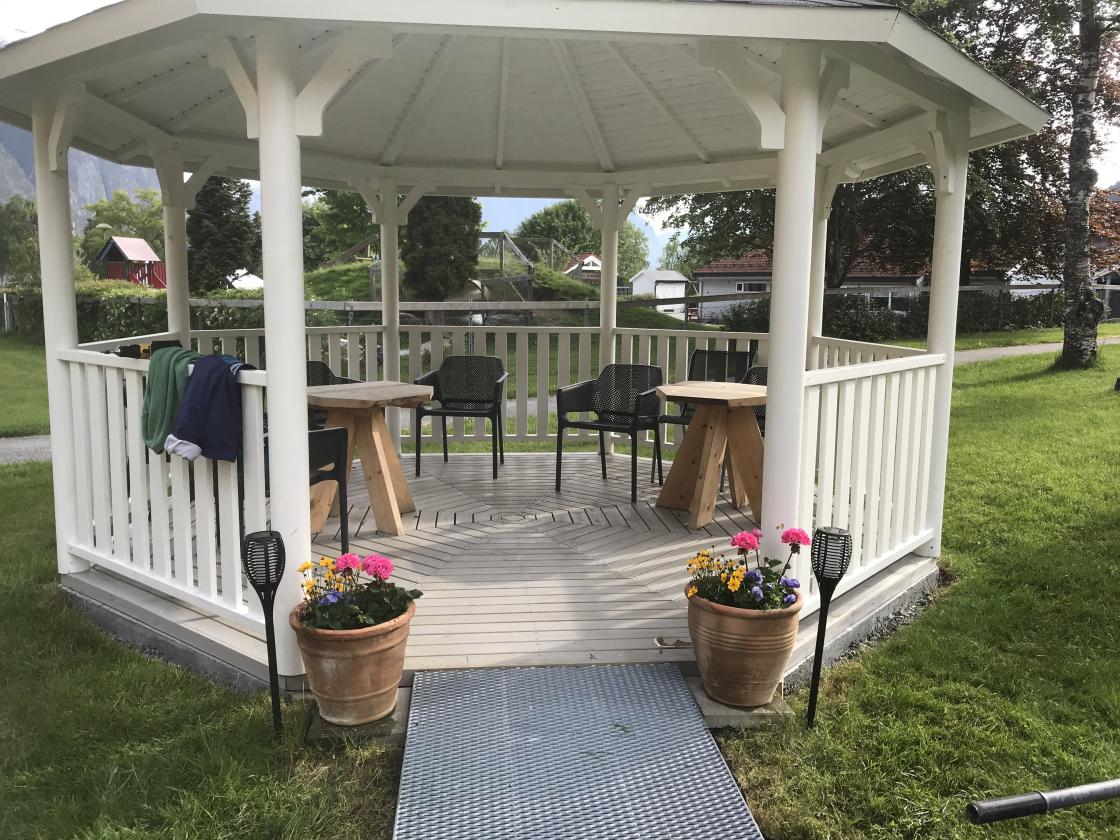 Paviljongen fekk fargerike blomster.