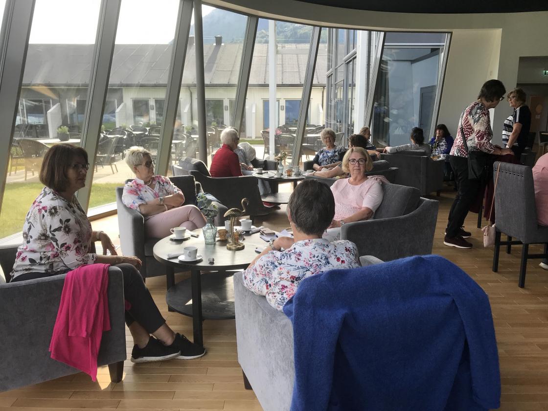 Praten går, - Bjørg klar til å lese Prøysen.