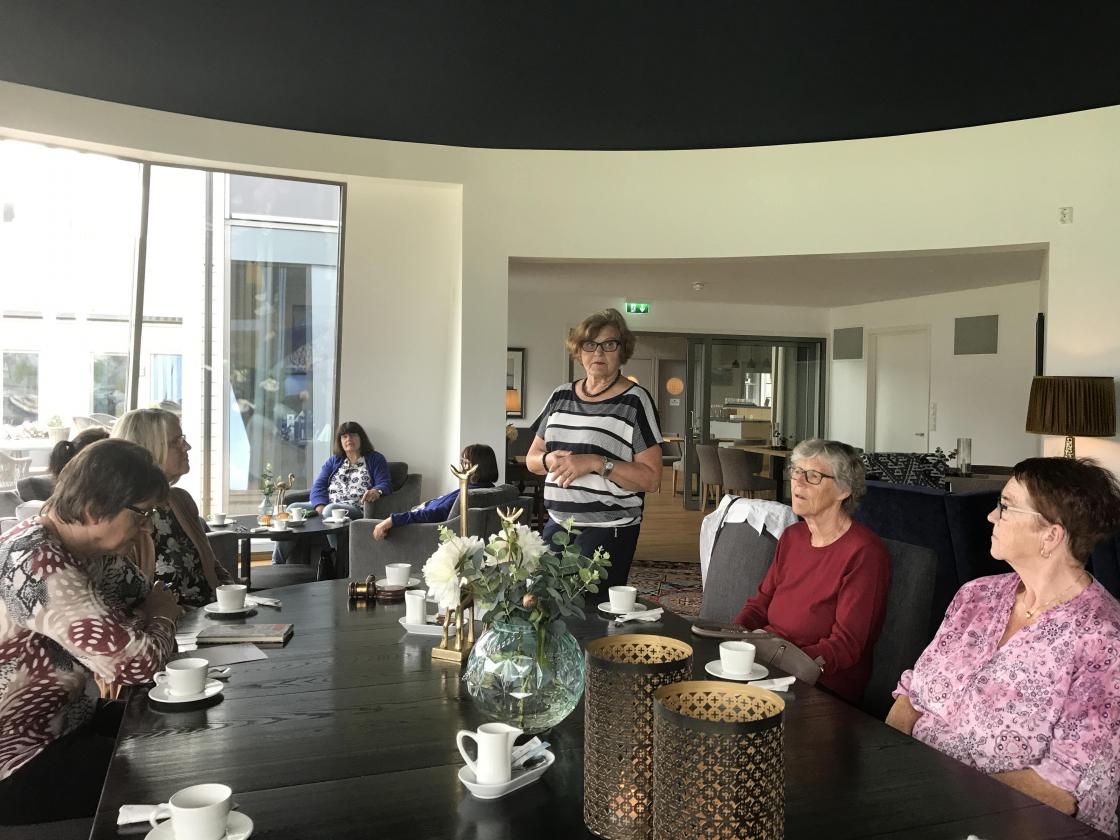 Leiaren vår, Solveig, ordna med programmet.