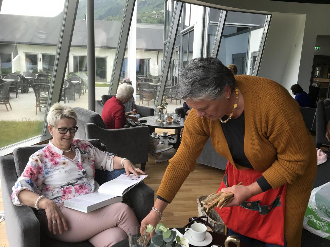 Mette Marie og Nelly ordna med åresalet.