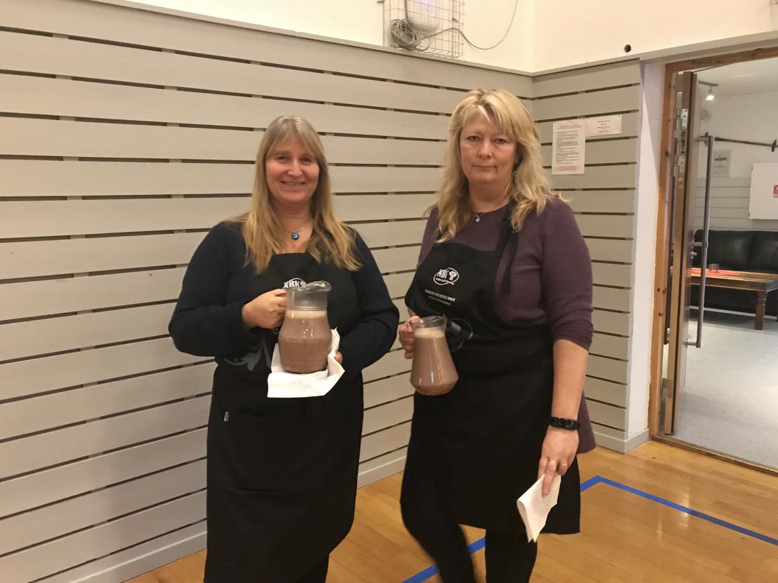 Anne Merete og Mona serverer kakao