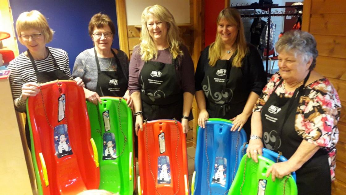 Barnehagen fikk 10 nye, fine akebrett i &amp;quot;førjulsgave&amp;quot;