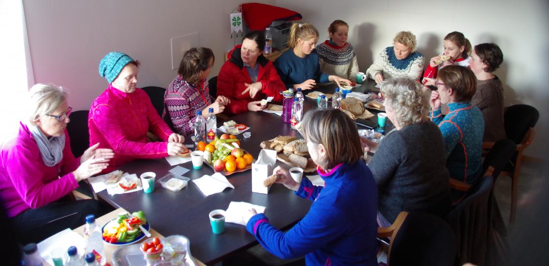 Felles lunch på bygdarommet.