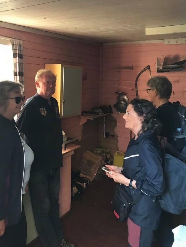 Trangt om plassen til 10 mann i denne hytta!