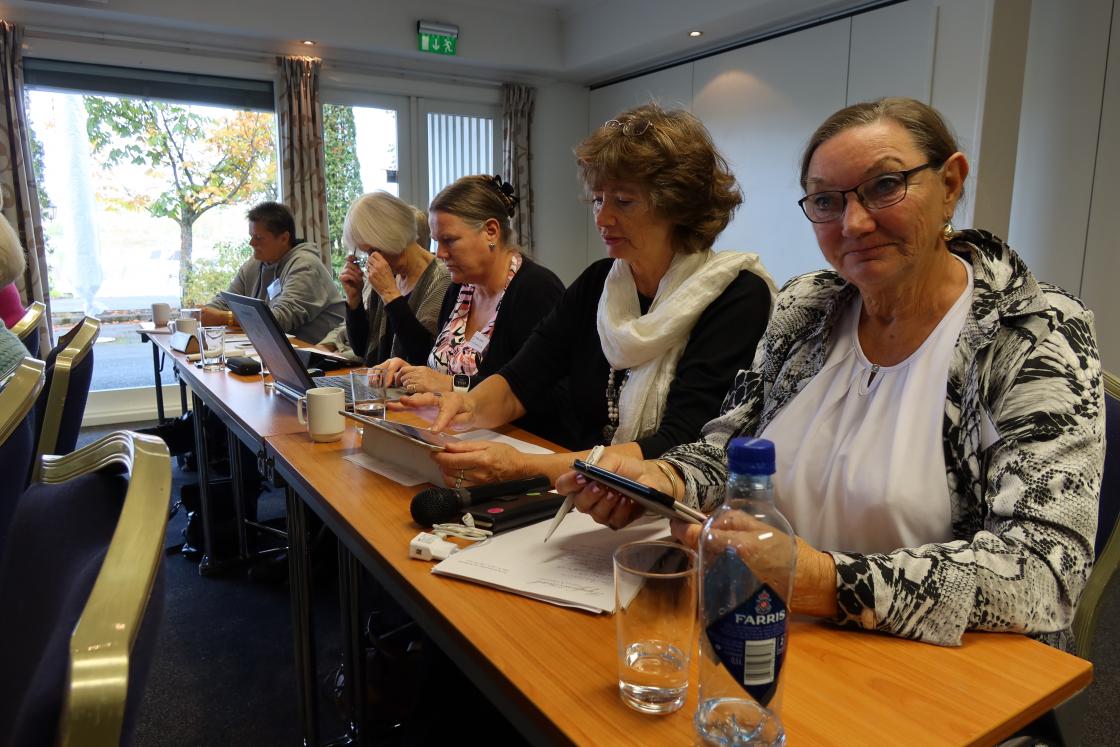 En del av fylkesstyret på bakerste benk