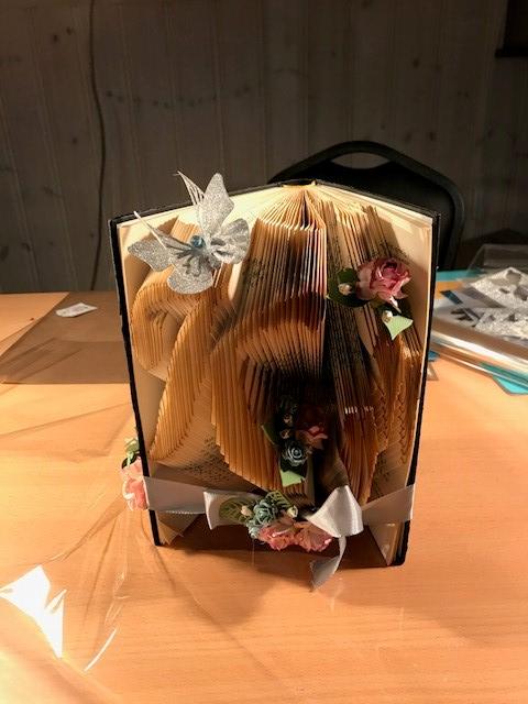 Ei gamal bok laga om til eit flott kort !