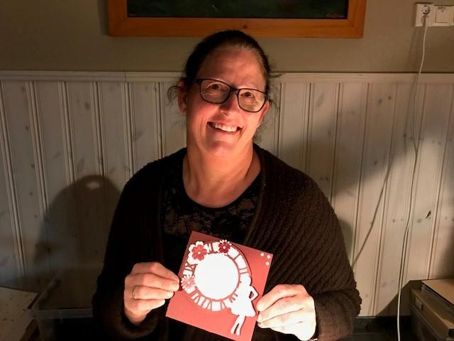 Mariann viser fram eit kort.