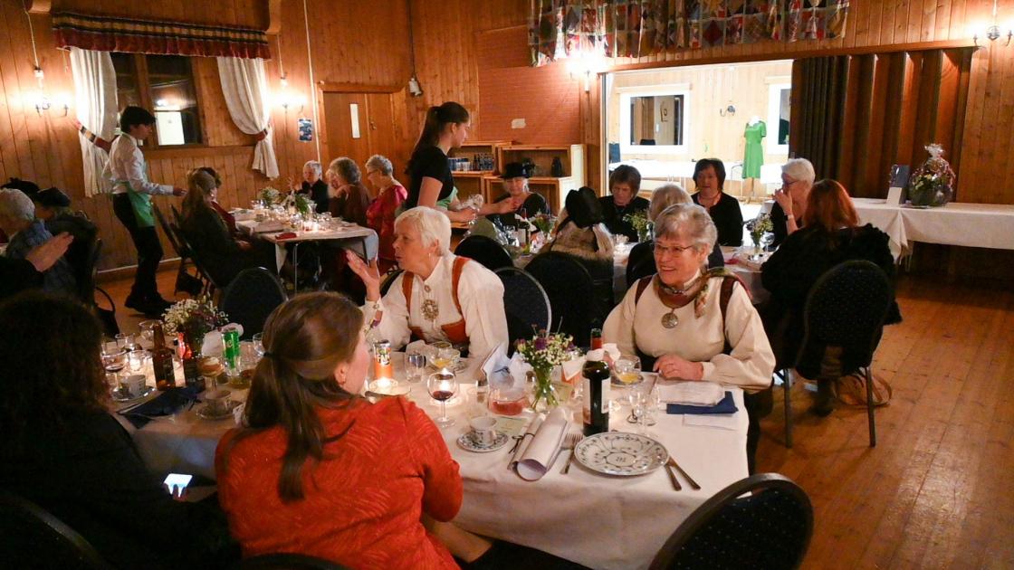 God stemning rundt bordene