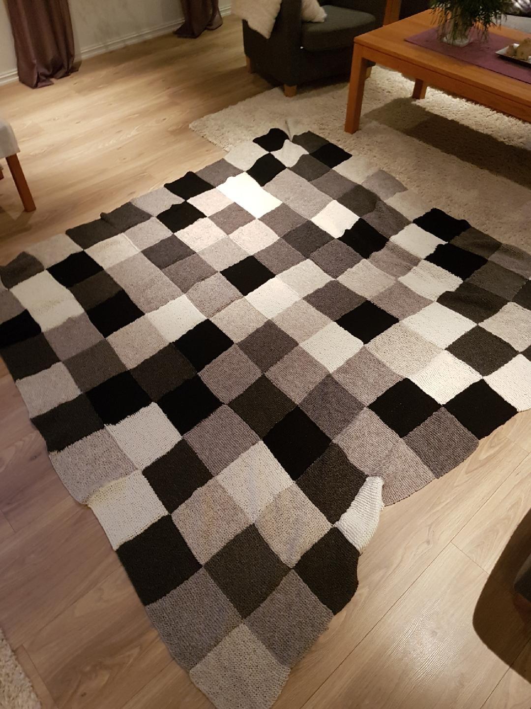 Lappene syr de sammen i kantene. Teppet blir til slutt tovet. Kanten rundt lappeteppet hekles 3 omganger med fastmasker med nål nr. 5, deretter hekles det 1 omgang fastmasker med picoter mellom 3 fastmasker. Foto: Hof Bygdekvinnelag.