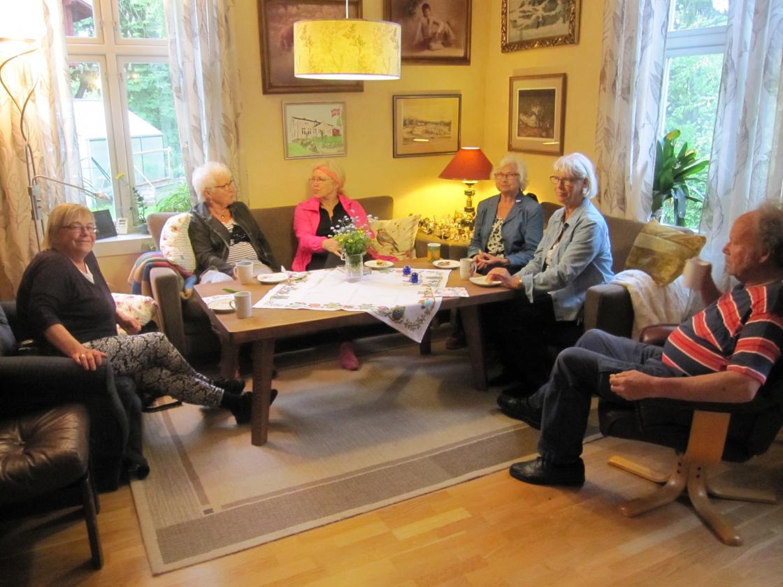Kaffekos i stuene hos Gerd og Jens