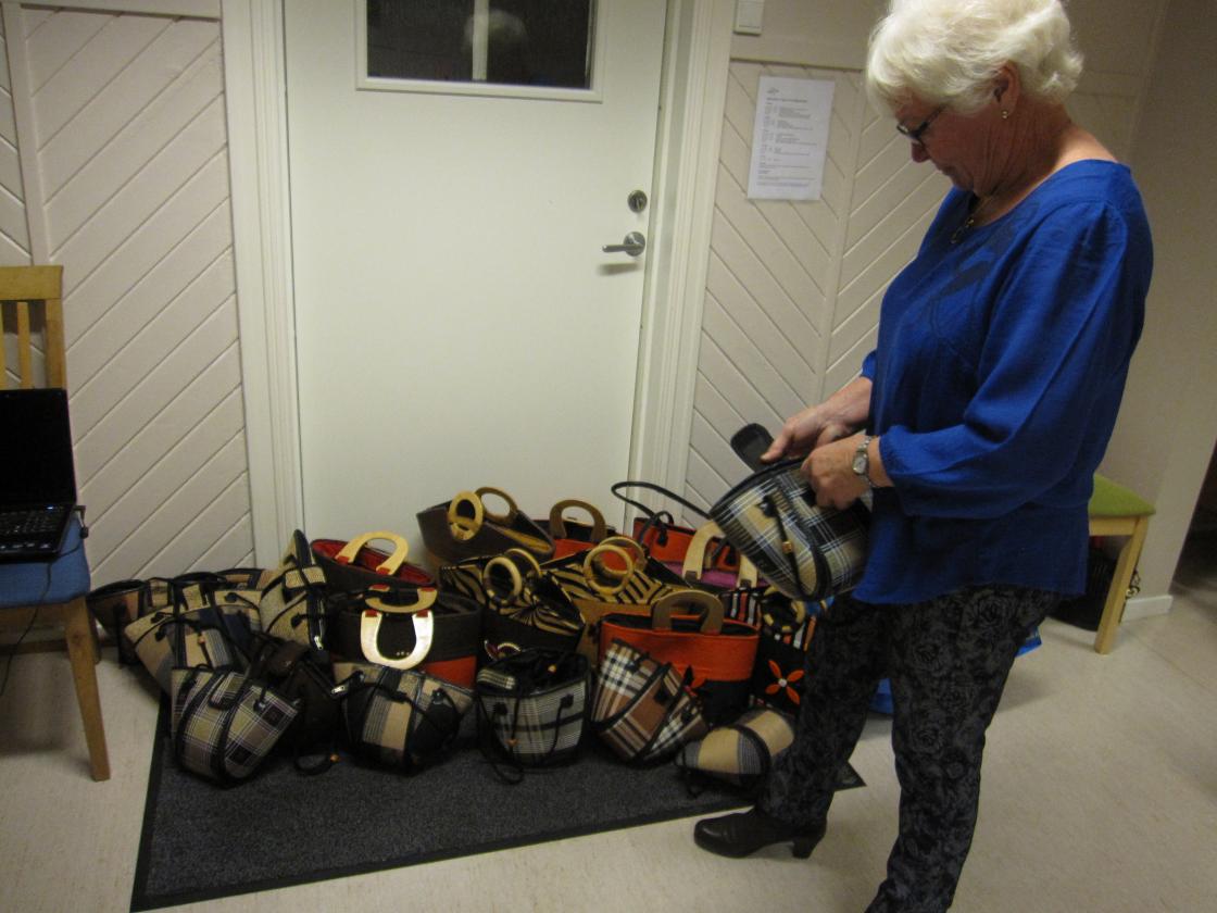 Kari beundrer veskene