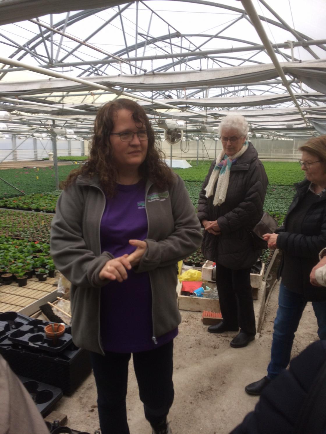 Anne-Kari driver og eier av Kjærnsrød Gartneri forklarer og forteller.
