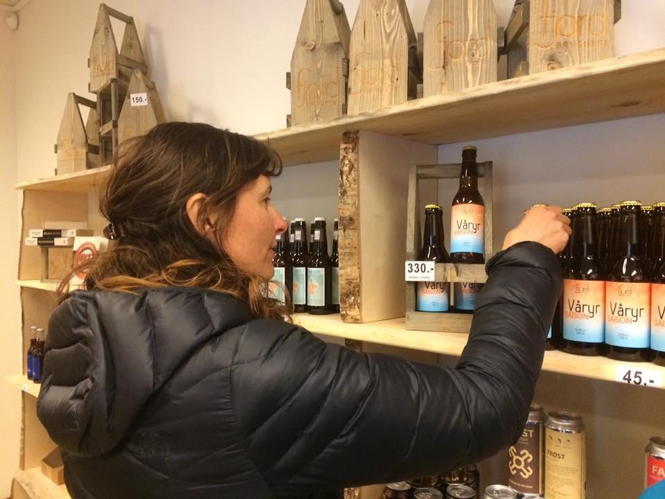 Anne Jenny finner godsaker i hyllene