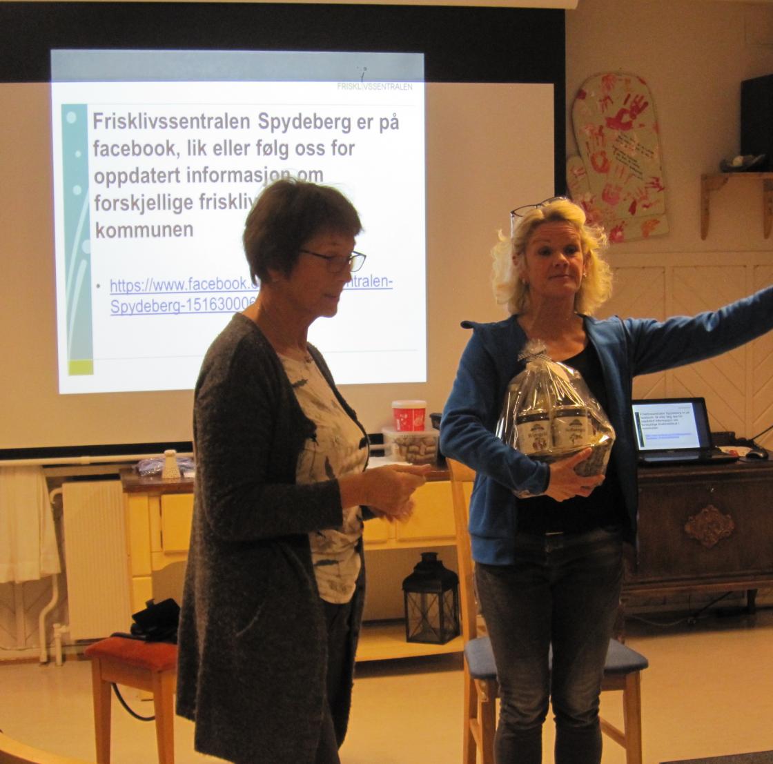 Kjersti takker Helen for fin orientering