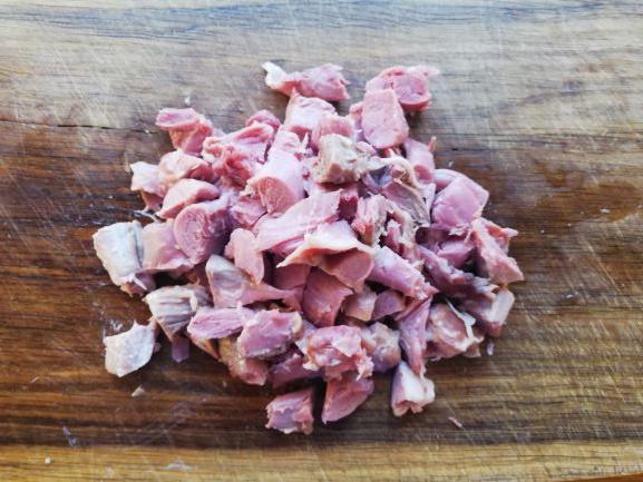 Kjøttes renses og deles i små biter, has i suppen