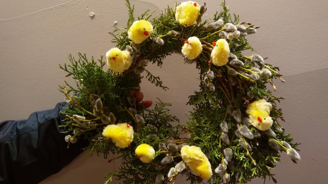 Halmkrans med tuja, gåsunger og kyllinger