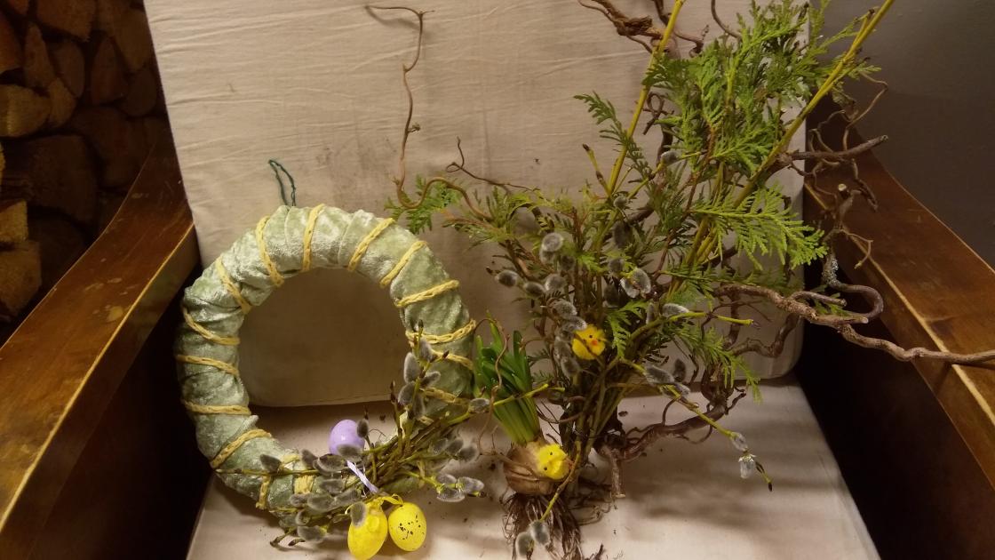 Halmkrans med nervøs fløyel og bukett med vrihassel, tuja, kornell og gåsunger.