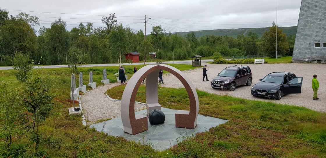 Krigsminne statuen som er satt opp ved Tana kirke