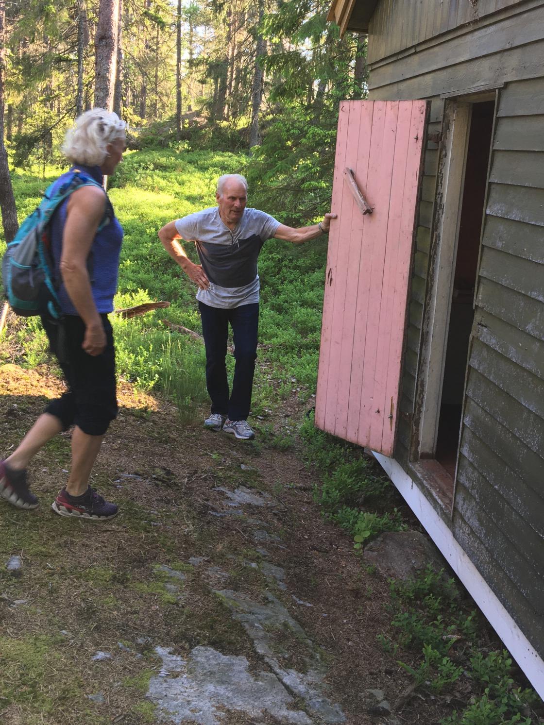 Kristin og Tor-Erik på tur inn i hytta