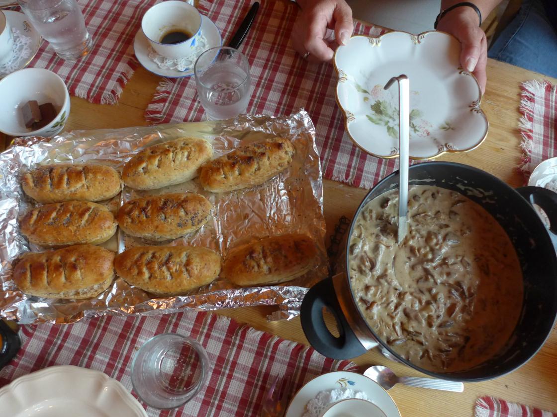 Else kom med deileg soppstuing og ferske rundstykke.