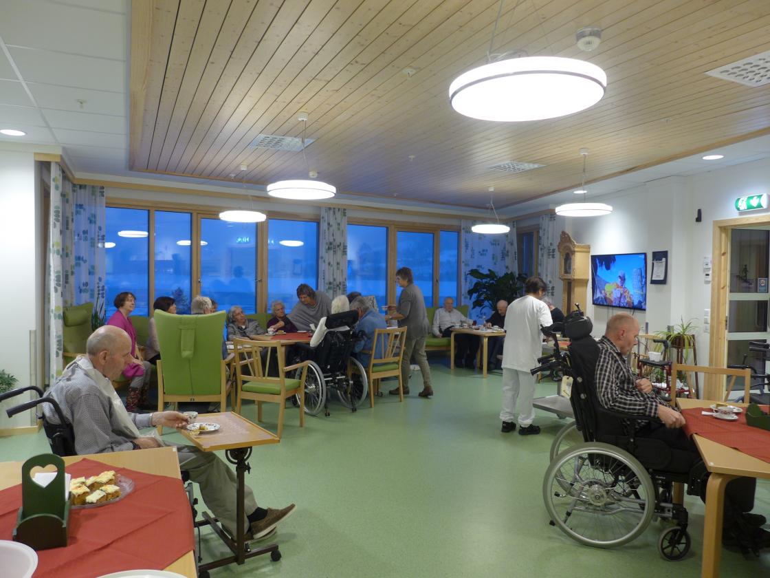 Her er det mange som kosar seg med kaffi og gode kaku.