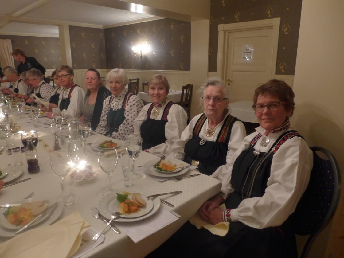 Frå h.: Leiar i laget, Ingunn, Æresmedlem Anne, BBK representant Inger Margrethe og Kvekdens kåsør Maria.