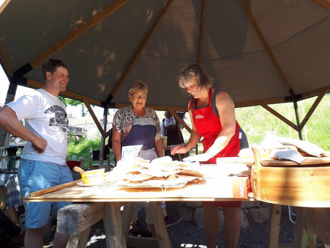 Flatbrød fra vedfyrt takke