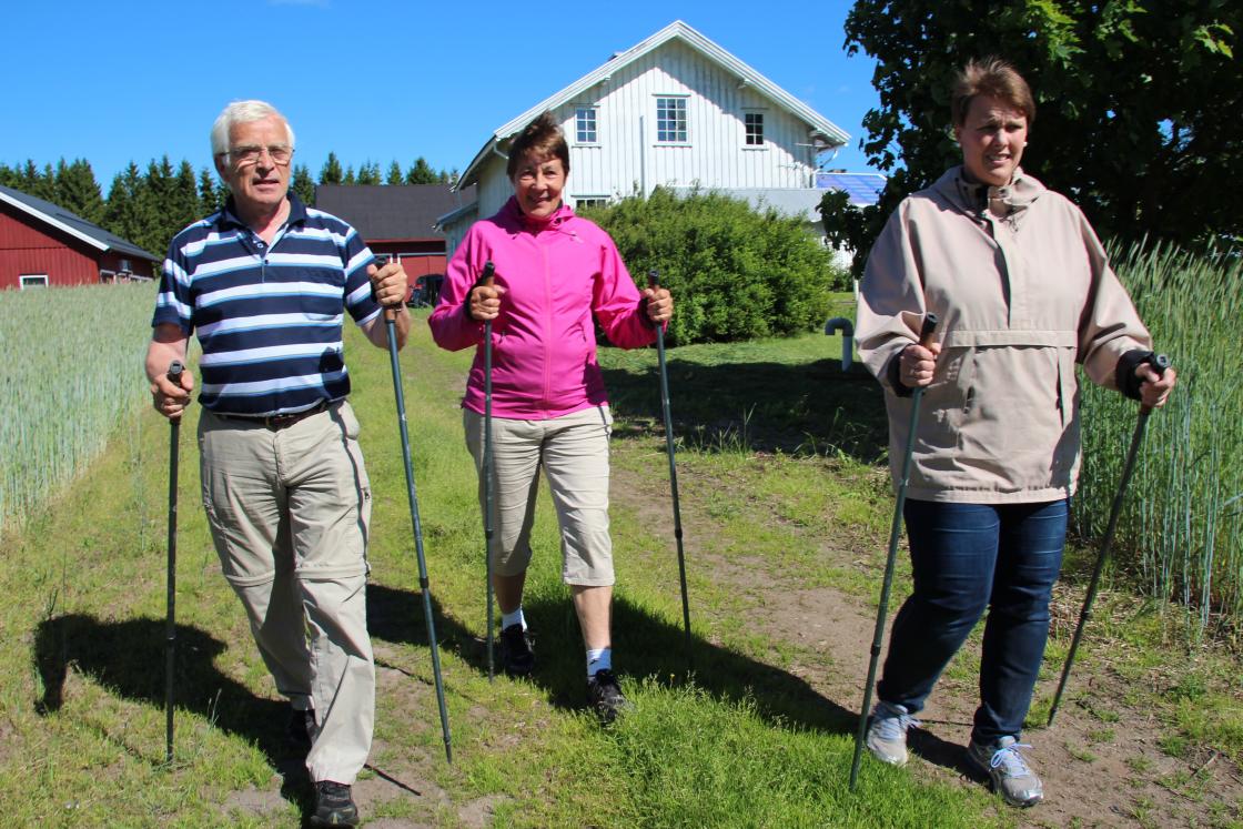 Trenger trim og trivsel: Alzheimerrammede Solveig og ektemannen Tor Eliassen er enige om at de begge trenger dagaktivitetstilbud for Solveig på gården Lillehov i Løten. Tilbyder Ingunn Sigstad Moen (til høyre) brenner for aktivitetstilbud for personer med demens. På gården blir det nå laget en egen trimrunde rundt et jorde. Foto: Anette Strand Sletmoen, Nettverket Inn på tunet Hedmark.