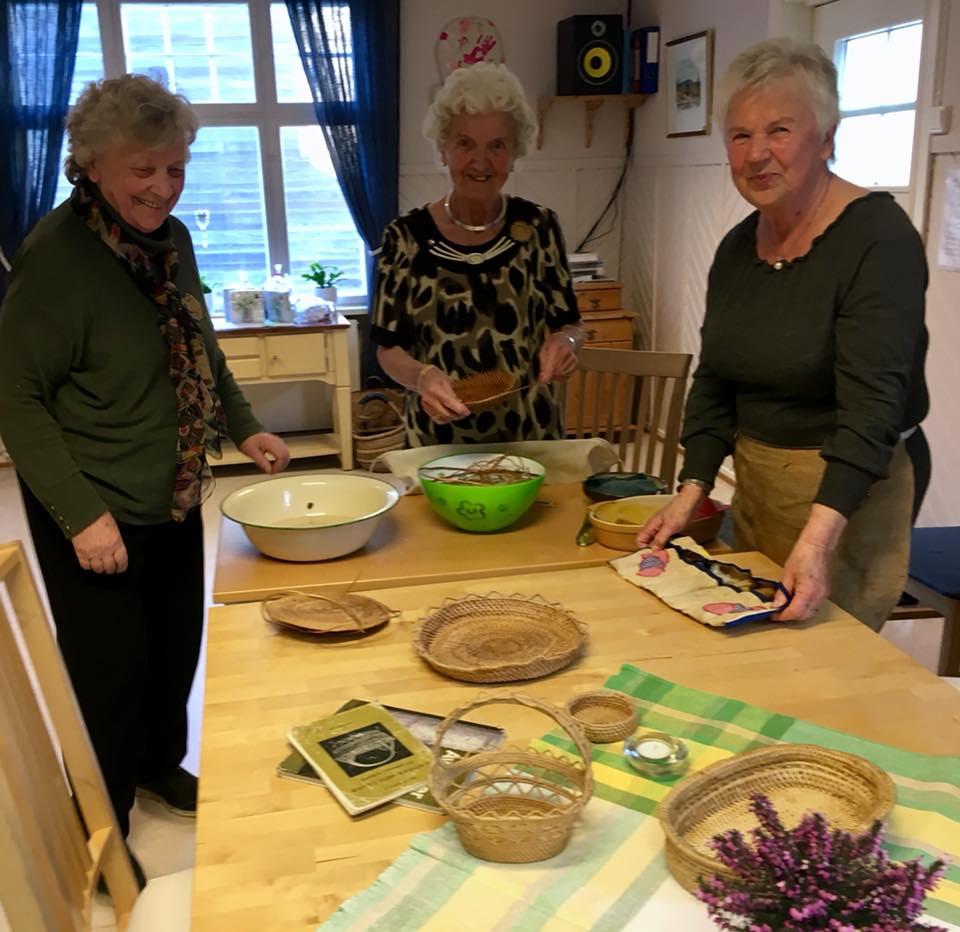 Liv, Ragnhild og Eva viste tæge-arbeider