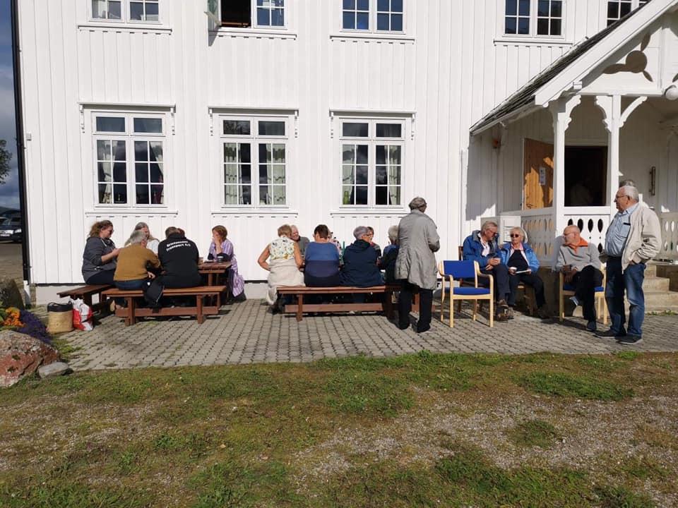 Flott vær til å Nyte en kaffekopp mellom kjøpslåingene. Foto: Gudny Sverkmo