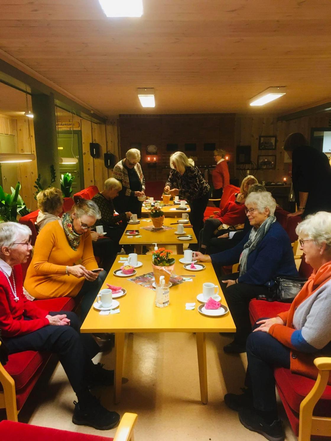 Medlemsmøte i peisestua på menighetshuset