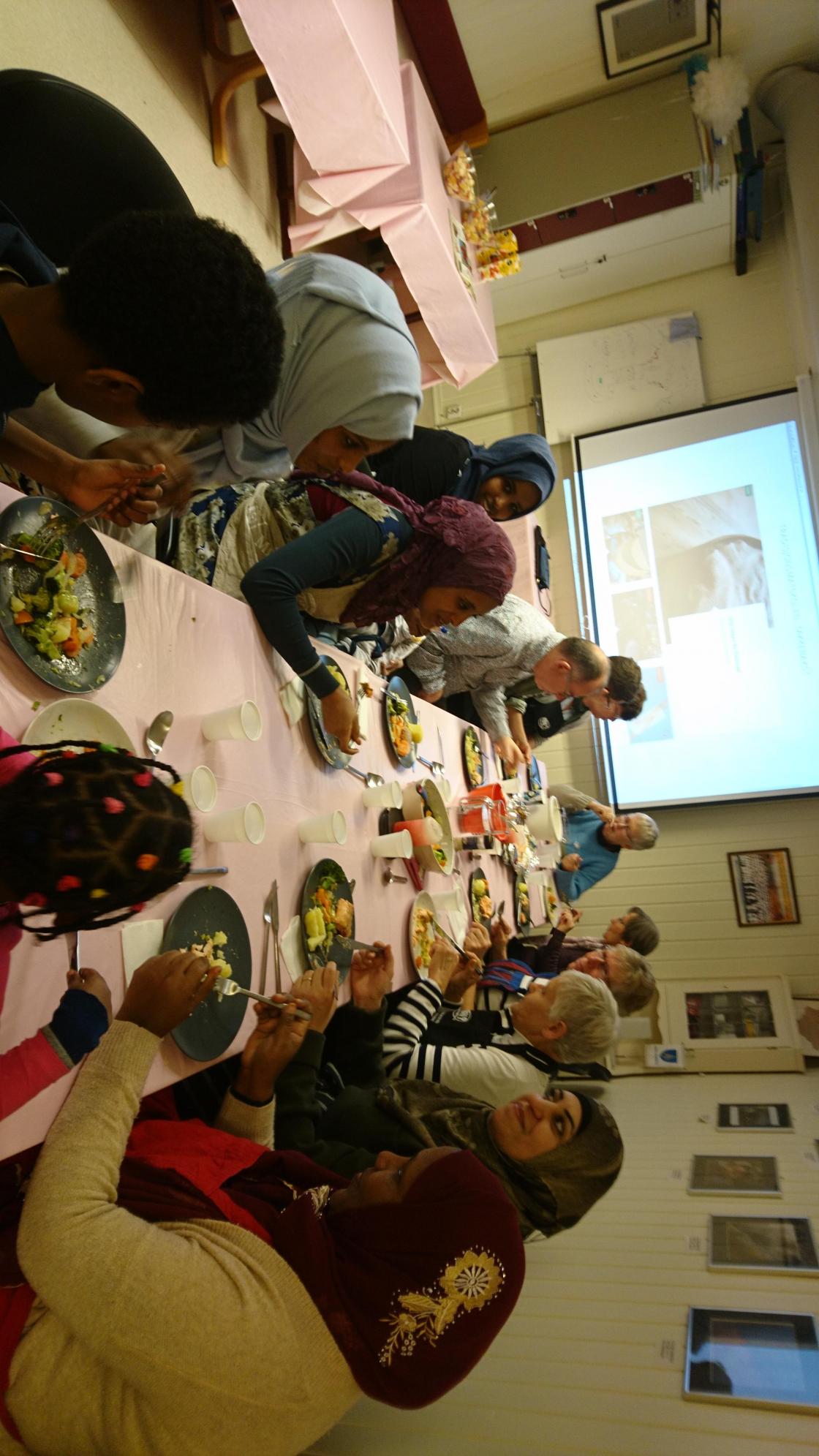 Matlaging ifm med Kvinner Ut. Ovnsbakt laks smakte godt.