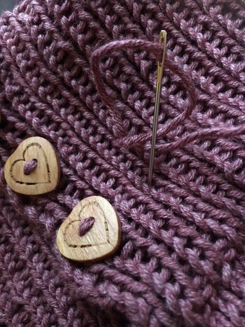 Mona Sjonbotn. Fester tråder på tunika til lille Elea. Oppskrifter fra heftet Tullemor og lillebror.