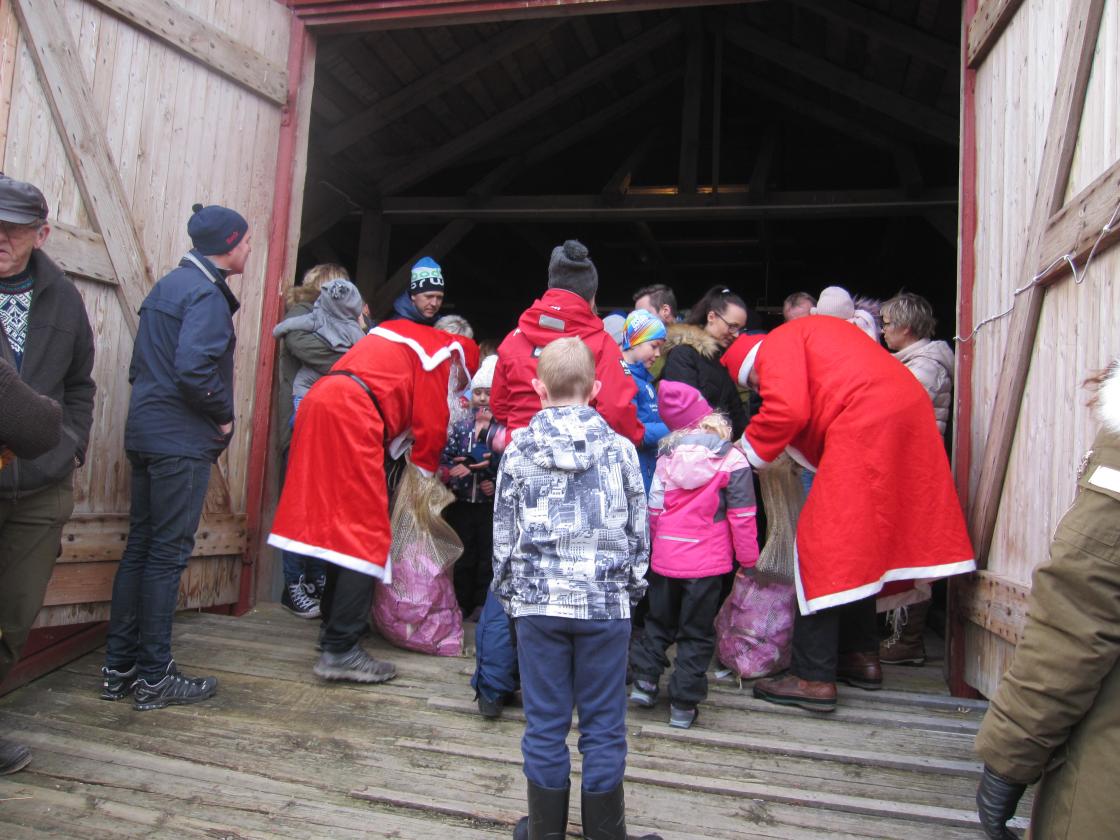 Nissene delte ut poser til barna