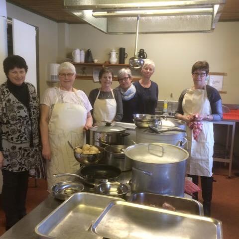 Nokre av dugnadsgjengen på kjøkkenet på kompardagen.