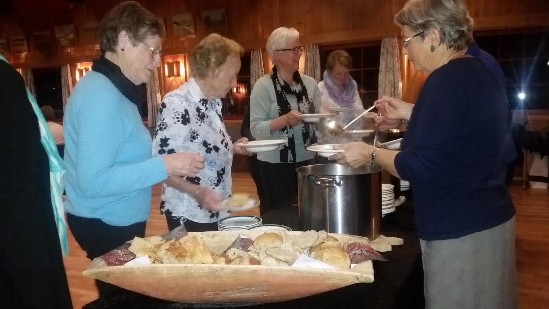 Nydelig høstsuppe med fersk bakst til!
