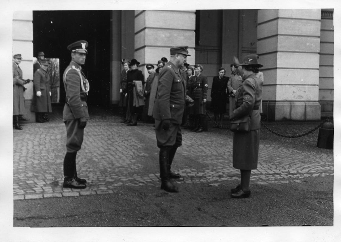 Da Olga Bjoner fra august 1941 ble formann for Nasjonal Samlings Kvinneorganisasjon, var hun i følge forfatter Bjørn Steinar Meyer blitt nordmenns fremste hatobjekt: Riksrøya. Foto: Riksarkivet.