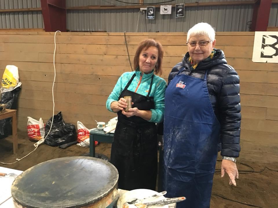 Lillian Bø og Sigrun Seime tok seg av natronkakene.