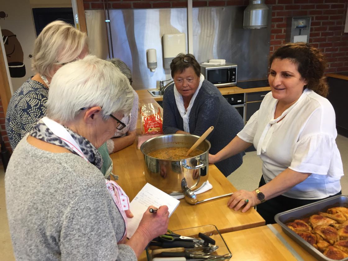 Irakisk matkurs: Oppskriftene fra Gullala skrives ned. Foto: Rolvsøy Bydekvinnelag.