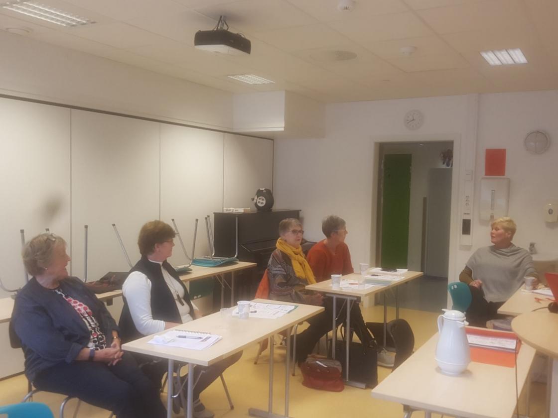 Det er gode diskusjonar hjå engasjerte bygdekvinner