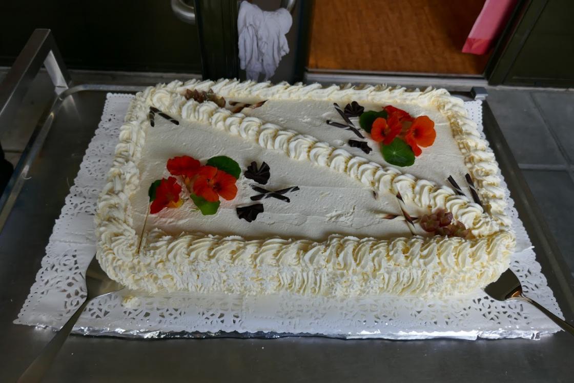 Kjøkkenet laga flott og nydeleg bløtkake !! Nam - nam !