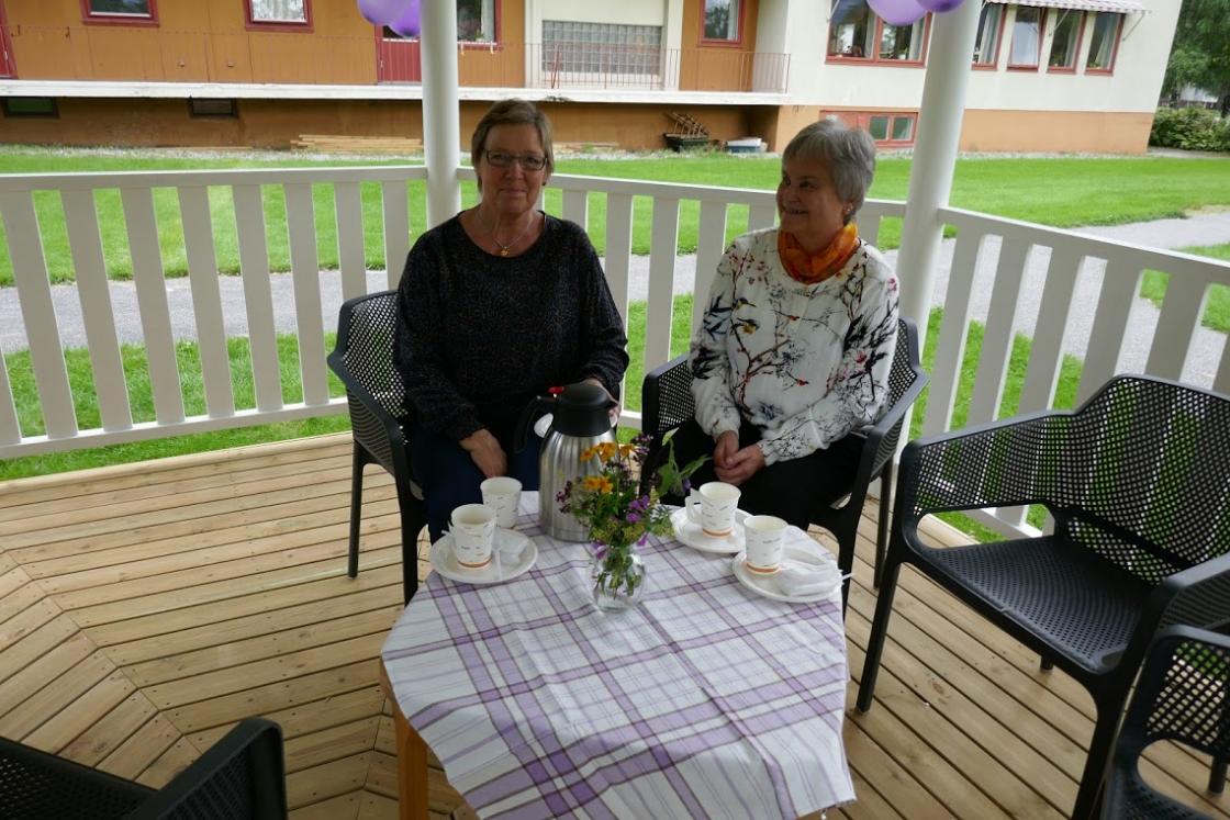Judith og Inghild slappar av etter ein kjekk ettermiddag !