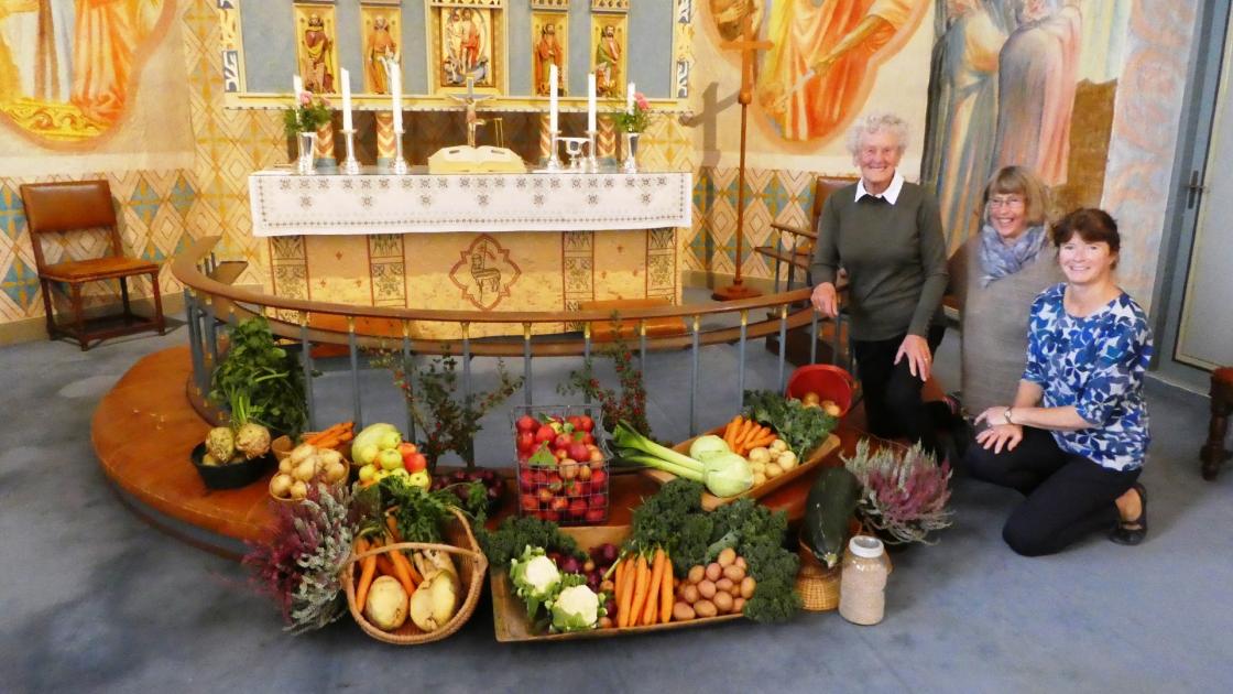 Høstakkefest-pynting i Slagen Kirke, Berit Hansen, Anne O: Fuller, Tone L. Tvedten