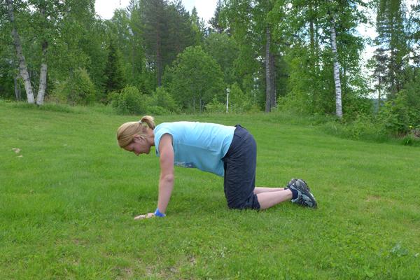 Balansestrekk: Stå på alle fire, og stram opp og stabiliser mage- og korsrygg trekk navlen inn). Foto: May-Britt Sægrov.