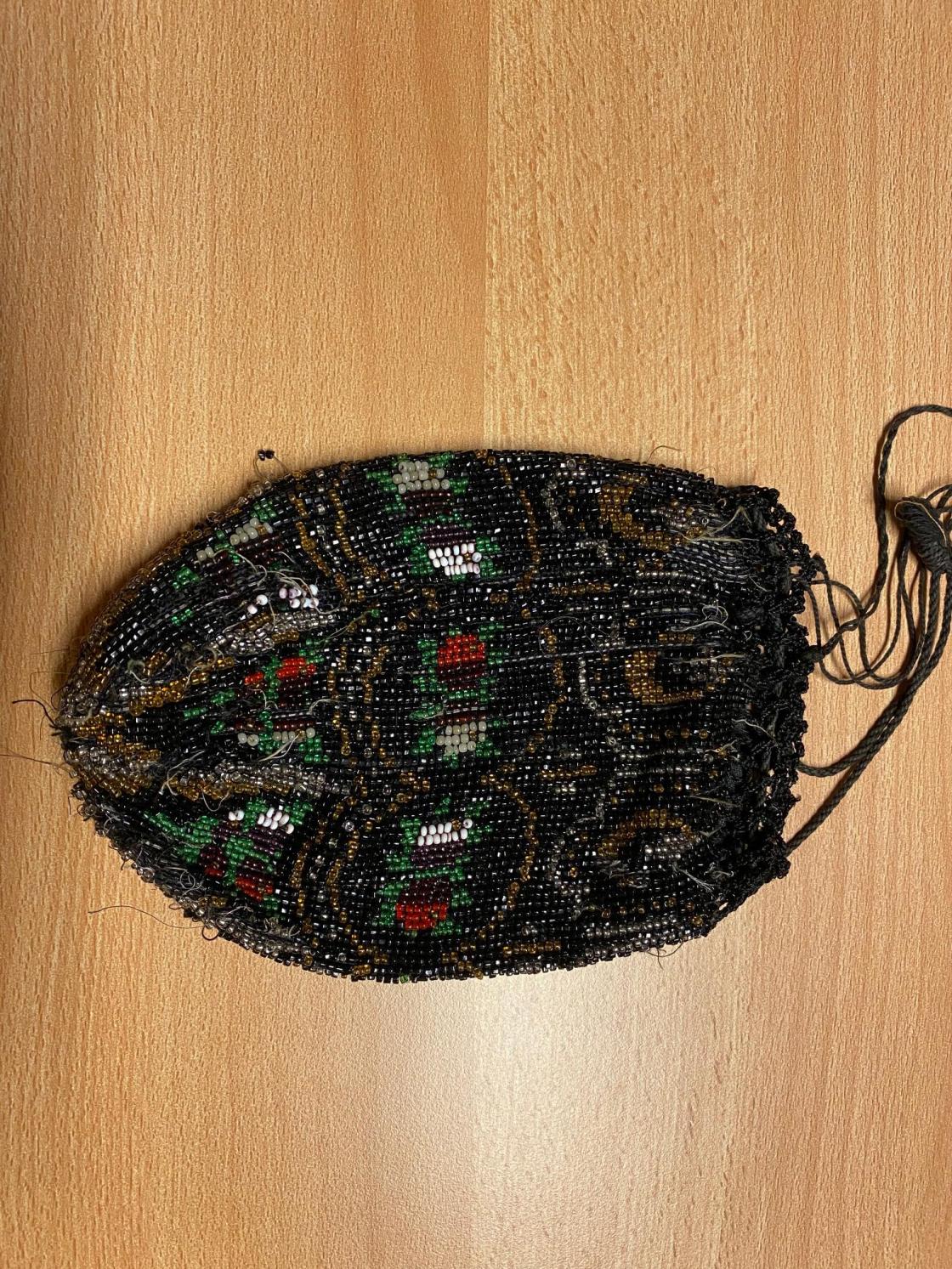 Perlebrodert veske fra før 1900 tallet?